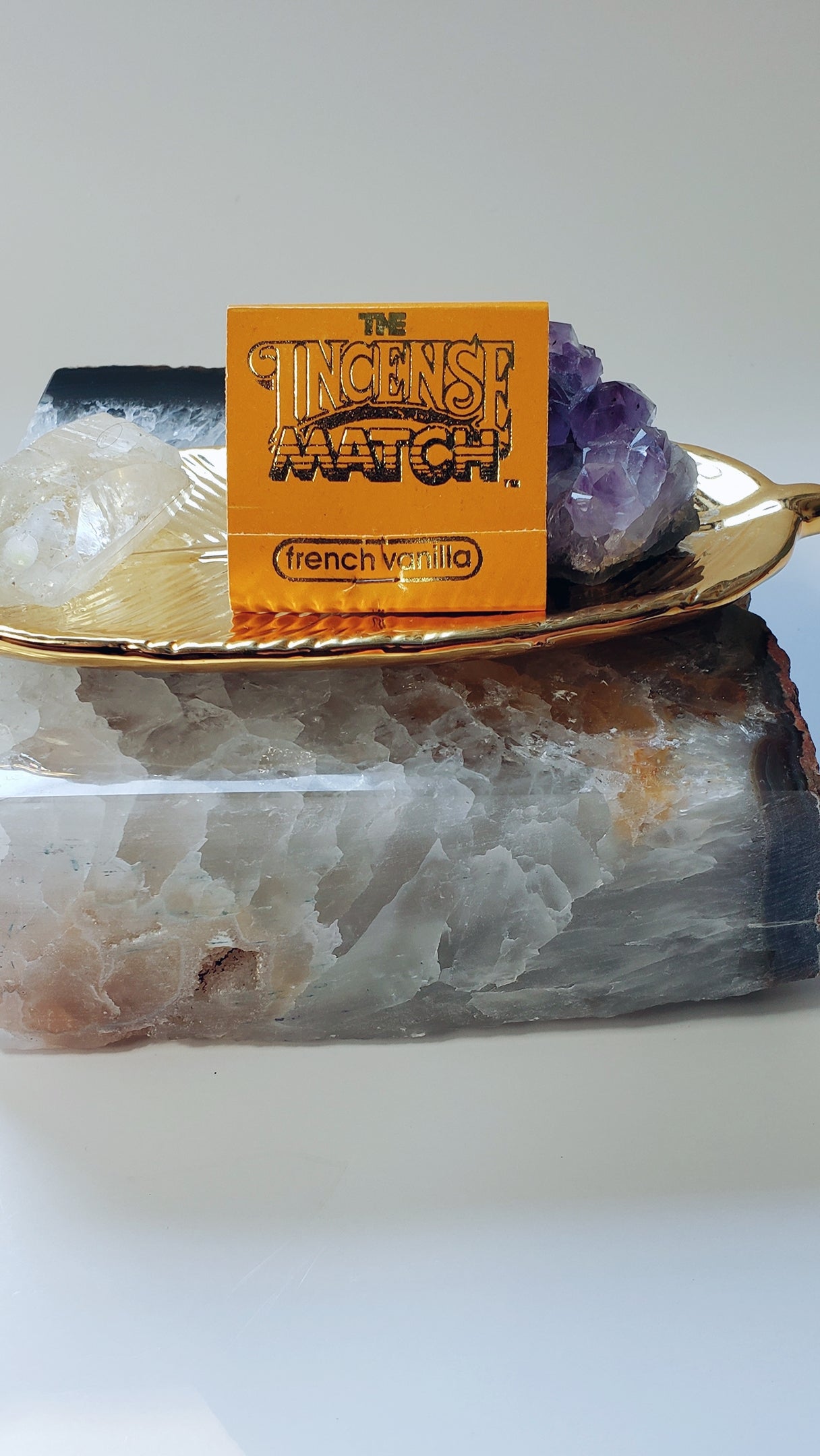 French Vanilla: a classic, rich and creamy vanilla, evoking love energy, with subtle hints of pure white sugar and musk. It is associated with the element of air.